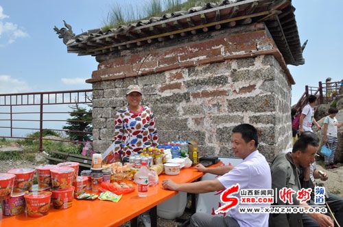 记者采访芦芽山餐饮小摊摊主
